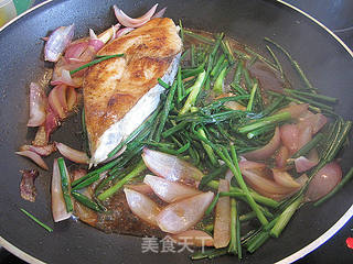 姜葱煎焗马鲛鱼（spanish mackeral）的做法步骤：9