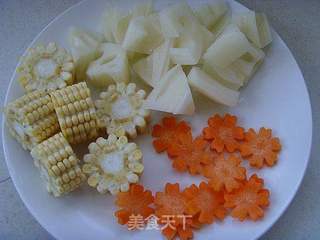 莲藕玉米排骨汤的做法步骤:2