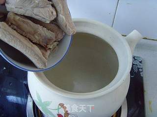 莲藕玉米排骨汤的做法步骤:3