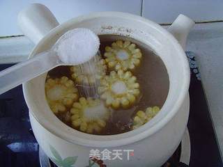 莲藕玉米排骨汤的做法步骤:4