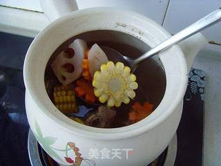 莲藕玉米排骨汤的做法步骤:5