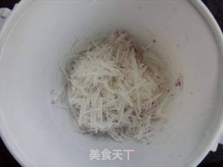 菜鸟也能做绵软可口的--------------------萝卜丝糊塌子的做法步骤:2