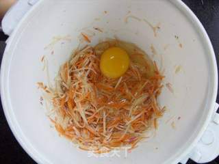 菜鸟也能做绵软可口的--------------------萝卜丝糊塌子的做法步骤:5