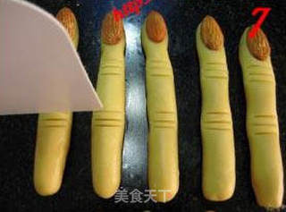万圣节恐怖点心—女巫手指饼干的做法步骤:7