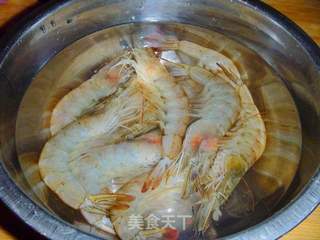 【家庭快手小炒】蚝油鲜虾炒芹菜的做法步骤：1