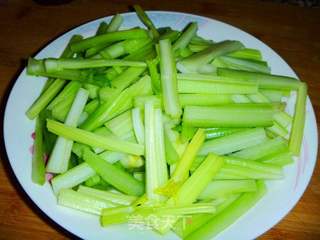 【家庭快手小炒】蚝油鲜虾炒芹菜的做法步骤：3