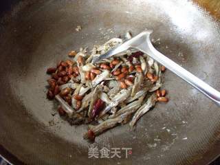 补钙下酒菜------------------香辣小鱼干的做法步骤：10