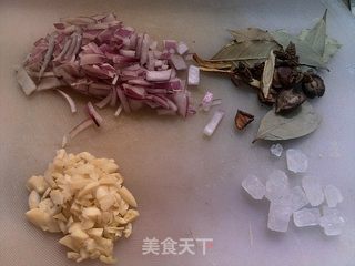 猪皮炖猪蹄的做法步骤:2