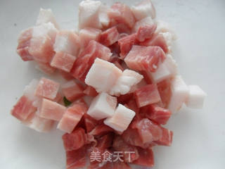 黄瓜丁炒肉丁的做法步骤:2