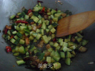 黄瓜丁炒肉丁的做法步骤:5