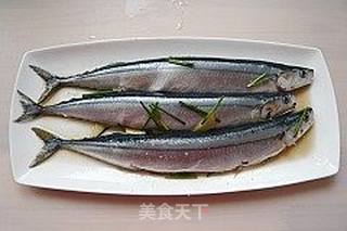 蒜烤秋刀鱼的做法步骤:4