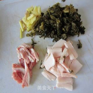 肥肉不能少才香--酸菜毛豆的做法步骤:2