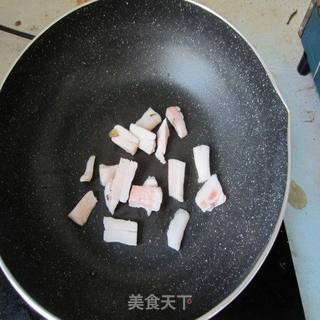 肥肉不能少才香--酸菜毛豆的做法步骤：3