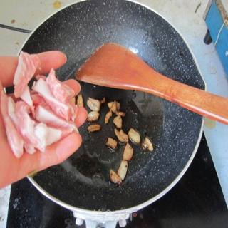 肥肉不能少才香--酸菜毛豆的做法步骤:4