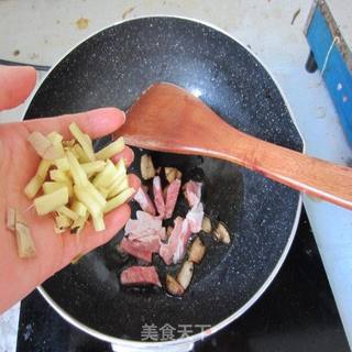 肥肉不能少才香--酸菜毛豆的做法步骤:5