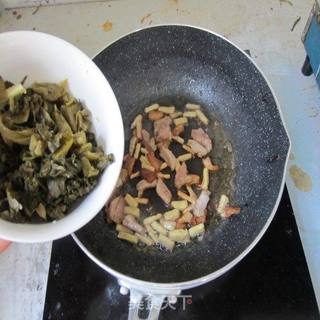 肥肉不能少才香--酸菜毛豆的做法步骤:6
