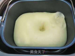 解决剩月饼的好方法—月饼螺旋小面包的做法步骤:6