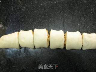 解决剩月饼的好方法—月饼螺旋小面包的做法步骤:9