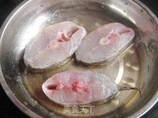 椒盐香煎海鲈鱼的做法步骤:3
