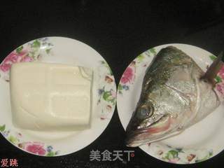 海鲈鱼头豆腐汤的做法步骤:2