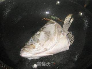 海鲈鱼头豆腐汤的做法步骤:3
