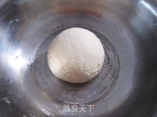 【DIY新奥尔良烤肉披萨】小文子出品~~【DIY烤肉花边披萨】的做法步骤:3
