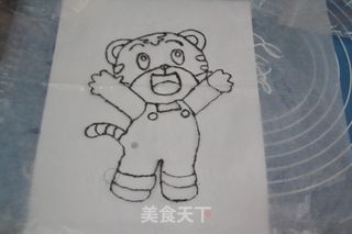 巧虎彩绘蛋糕卷的做法步骤：2