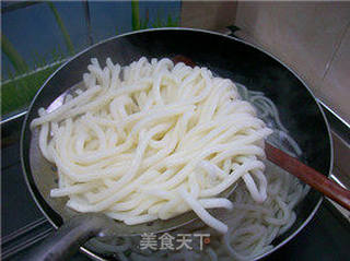 回忆还记得 ~~ 来碗乌冬面@@黑椒猪肉炒乌冬面的做法步骤:3