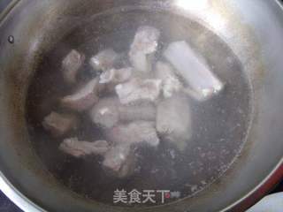 清爽不油腻-------双耳排骨汤的做法步骤:2