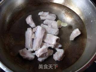清爽不油腻-------双耳排骨汤的做法步骤:4