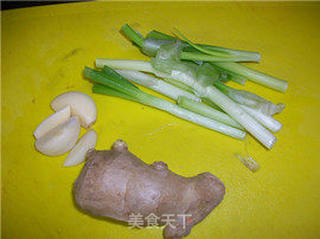 家常菜肴@@爱上红烧~~红烧腐竹酿肉的做法步骤:2