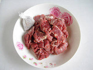 冬天里的营养开胃菜—牛肉炖萝卜的做法步骤:2
