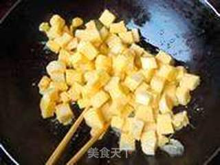 炒黄金馒头丁的做法步骤:5