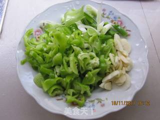 青辣椒炒竹菌的做法步骤：6
