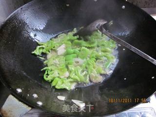 青辣椒炒竹菌的做法步骤：7