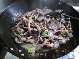 青辣椒炒竹菌的做法步骤：8