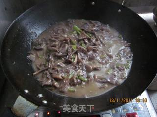 青辣椒炒竹菌的做法步骤：10