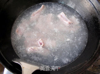 玉米排骨汤的做法步骤:2