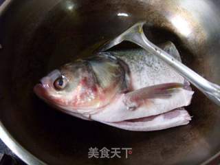 明目补钙---------鱼头豆腐枸杞浓汤的做法步骤:2