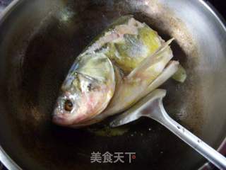 明目补钙---------鱼头豆腐枸杞浓汤的做法步骤:3