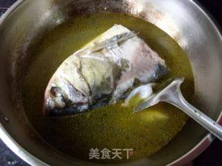 明目补钙---------鱼头豆腐枸杞浓汤的做法步骤:5