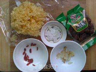 银耳百合红枣羹的做法步骤：1