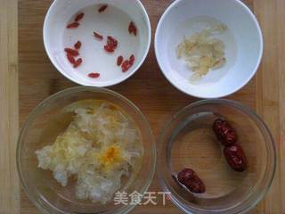 银耳百合红枣羹的做法步骤：2