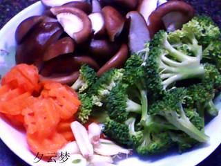 香菇西兰花的做法步骤:2