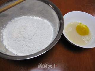 【DIY新奥尔良烤肉披萨】小文子出品~!【DIY火腿双层披萨】的做法步骤:2