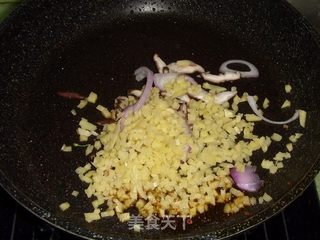 香菇鸡肉披萨的做法步骤：4