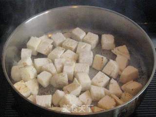 香菇鸡蛋炒馒头的做法步骤：2