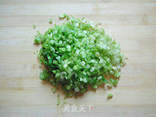 馅料十足的美味—肉末芹菜饺的做法步骤:2