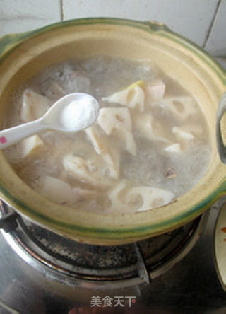 莲藕排骨汤的做法步骤:5