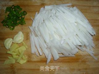 白萝卜丝烧鲫鱼的做法步骤：3